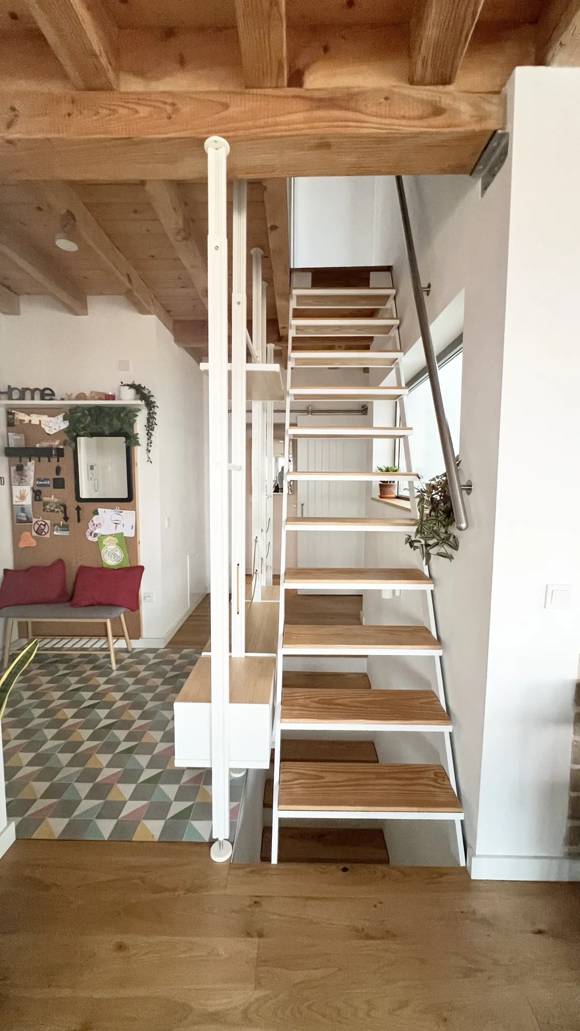 Escalera interior y vigas de madera de la casa bioclimática de La Cala del Moral