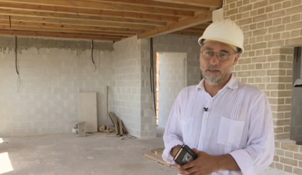 Pablo Farfán explica una obra de rehabilitación en el reportaje de RTVE